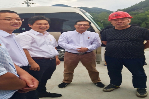 市委常委、區(qū)委書記葛學斌視察古堰畫鄉(xiāng)游客接待中心建設項目